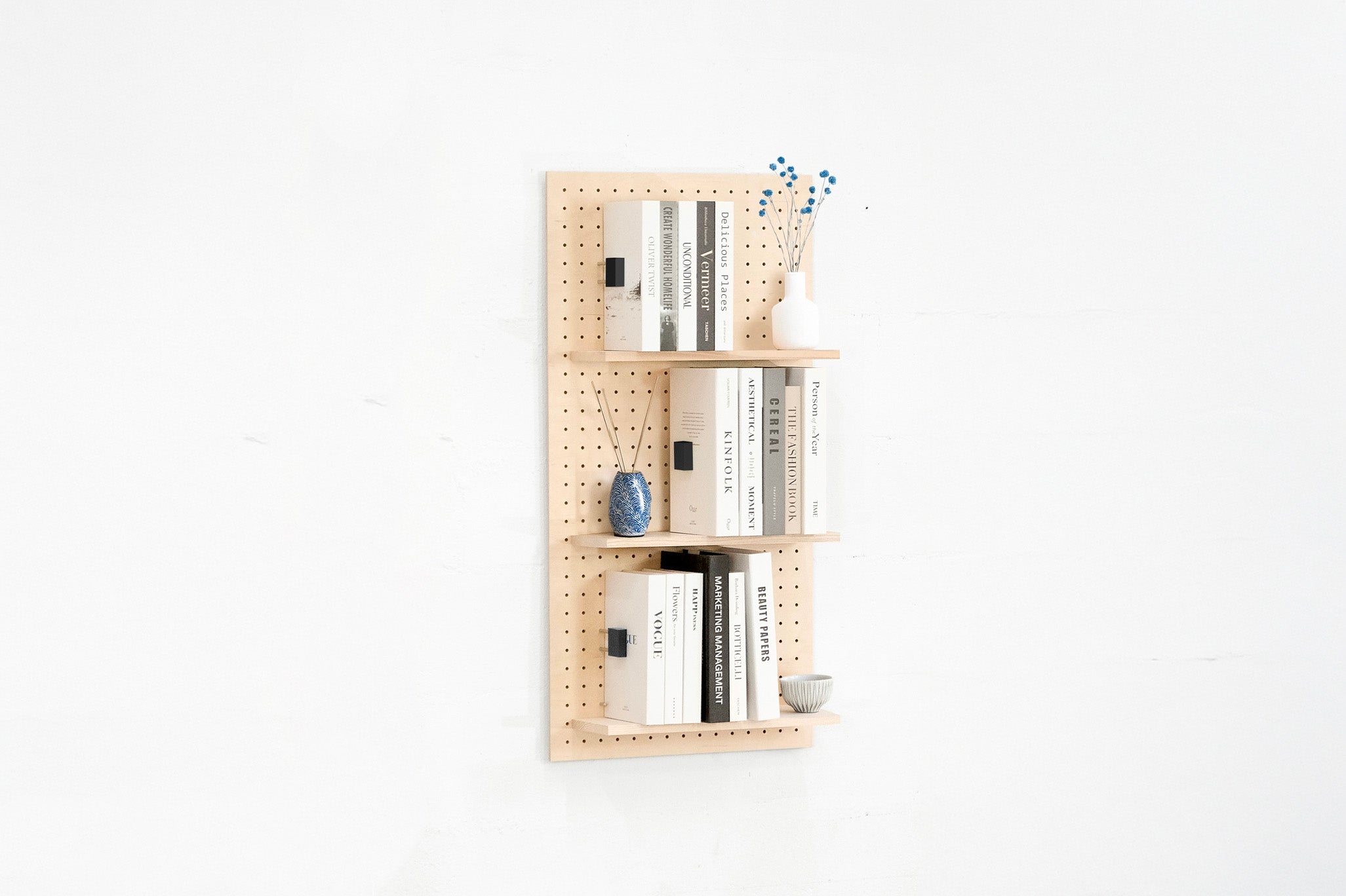 Qu’est-ce qu’un pegboard ou panneau perforé ? Définition, usages et choix - Aire