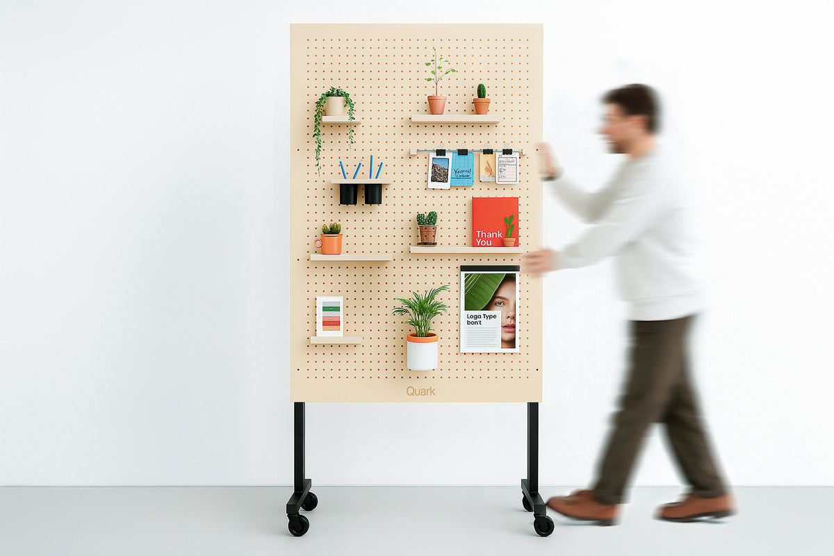 Homme déplaçant un pegboard mobile sur roulettes avec accessoires