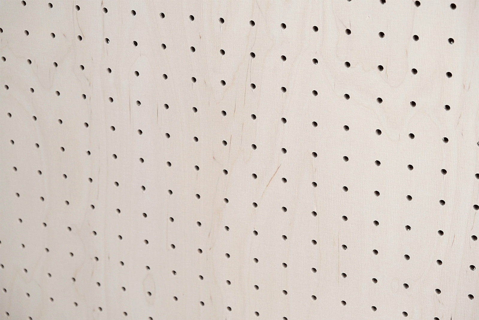 Broche métallique colorée