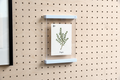 Porte-affiche en plexi pour pegboard – support d'information mural