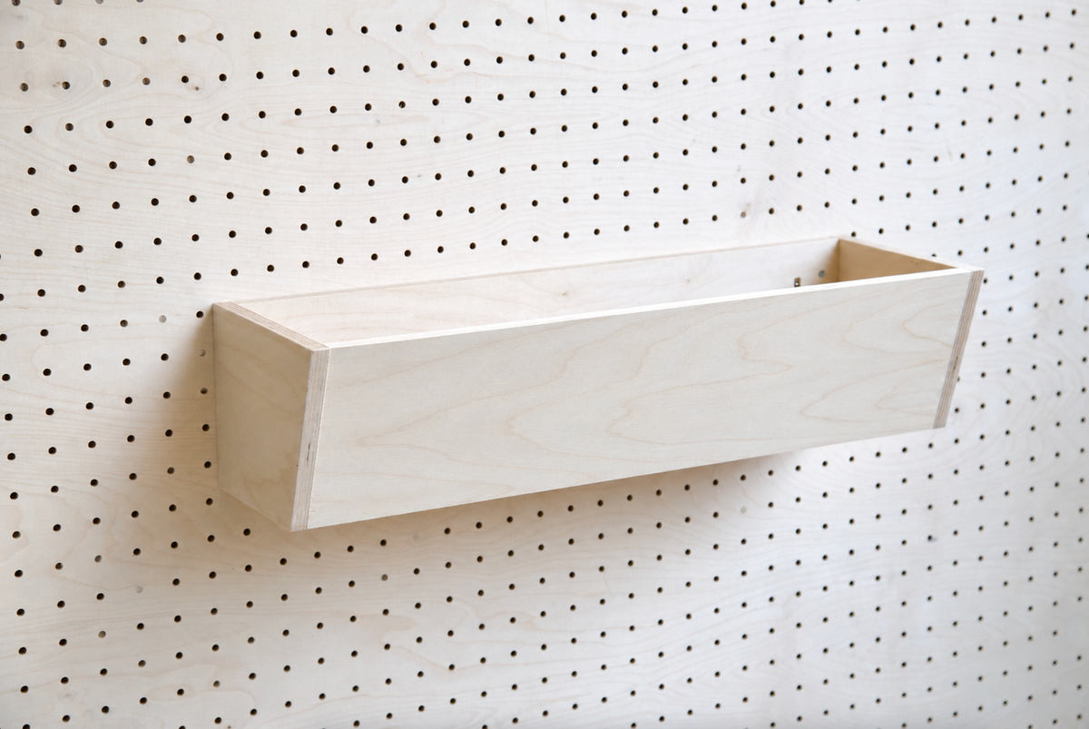 Bac en bois pour pegboard – rangement mural panneau perforé
