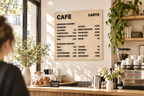 Carte de café en lettres amovibles sur pegboard derrière un comptoir