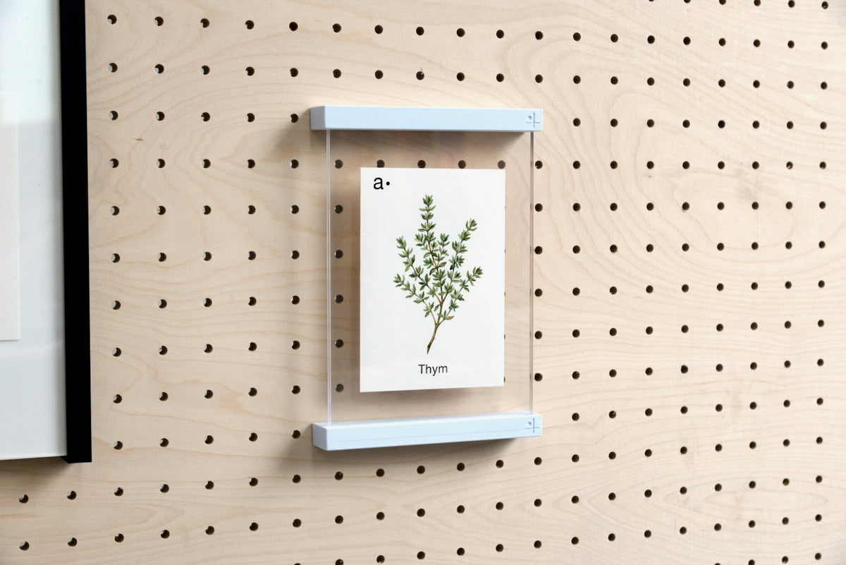 Porte-affiche en plexi pour pegboard – support d'information mural