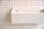 Bac en bois pour pegboard – rangement mural panneau perforé