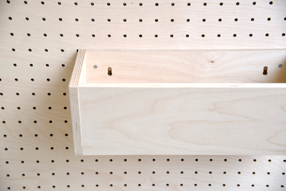 Bac en bois pour pegboard – rangement mural panneau perforé