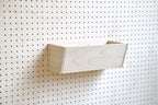 Bac en bois pour pegboard – rangement mural panneau perforé