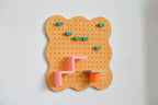 Kit pegboard Art Studio Aire – panneau perforé mural orange pastel et accessoires créatifs