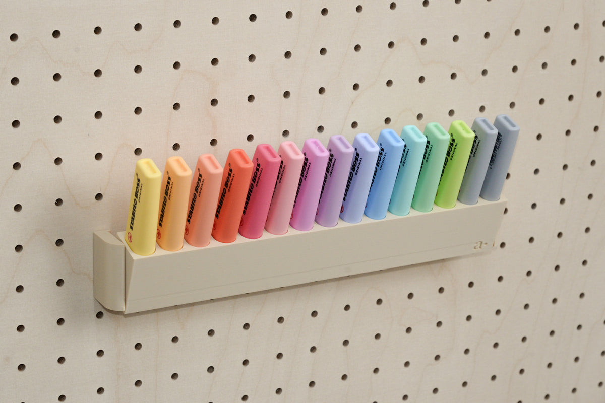 Kantelbare markeerstiftenhouder naar voren gekanteld aan een houten pegboard - Aire