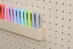 Detail van de wandhouder voor markeerstiften aan een pegboard - Aire