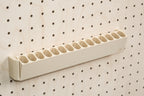 Lege markeerstiftenhouder naar voren gekanteld met de 15 vakjes - Aire