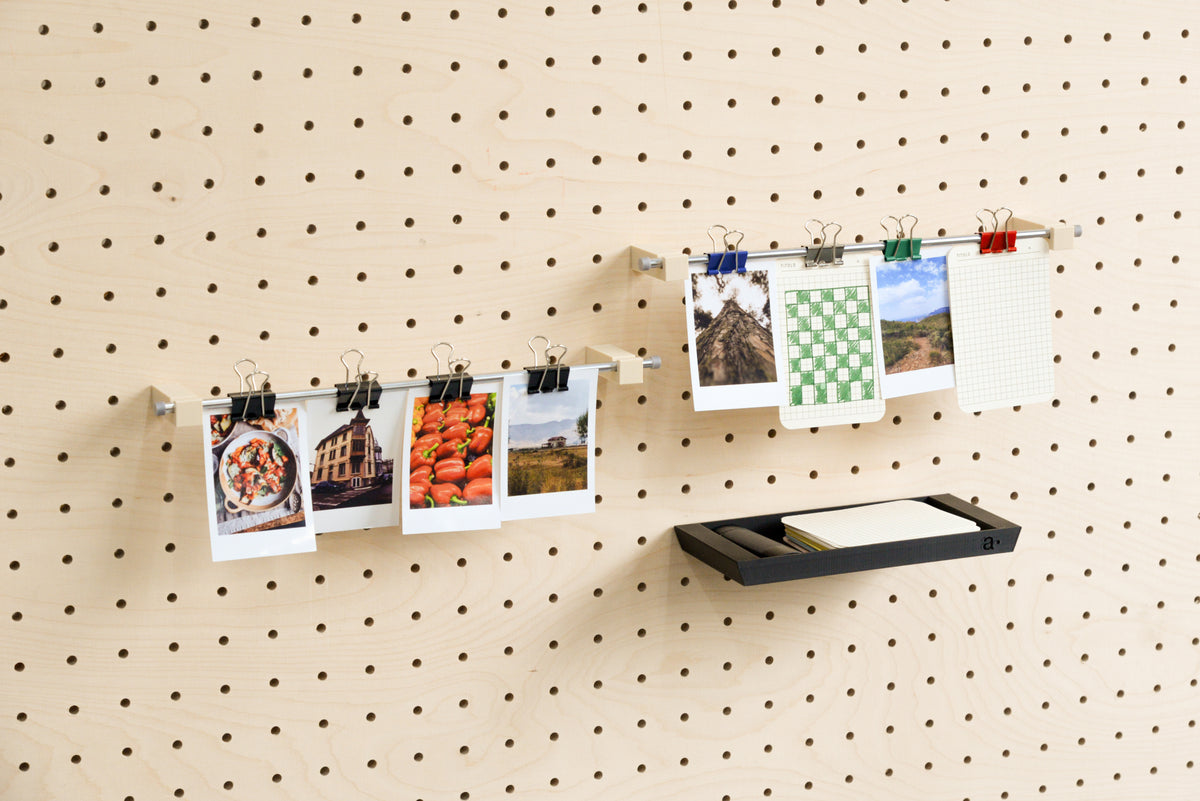 Fotohouder – poster- en kaarthouder met metalen stang voor pegboard