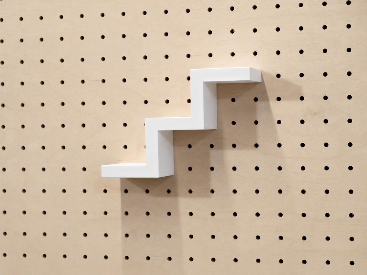 Estante escalera para pegboard – portaobjetos minimalista impreso en 3D
