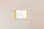 Porte-affiche en plexi pour pegboard – support d'information mural