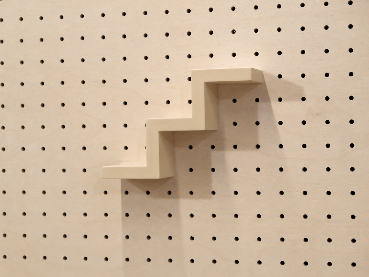 Estante escalera para pegboard – portaobjetos minimalista impreso en 3D