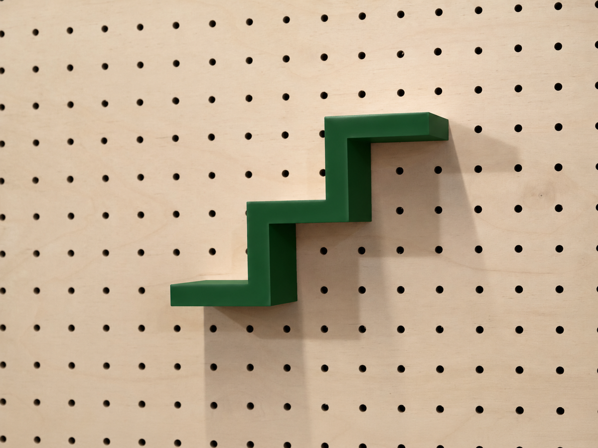 Estante escalera para pegboard – portaobjetos minimalista impreso en 3D