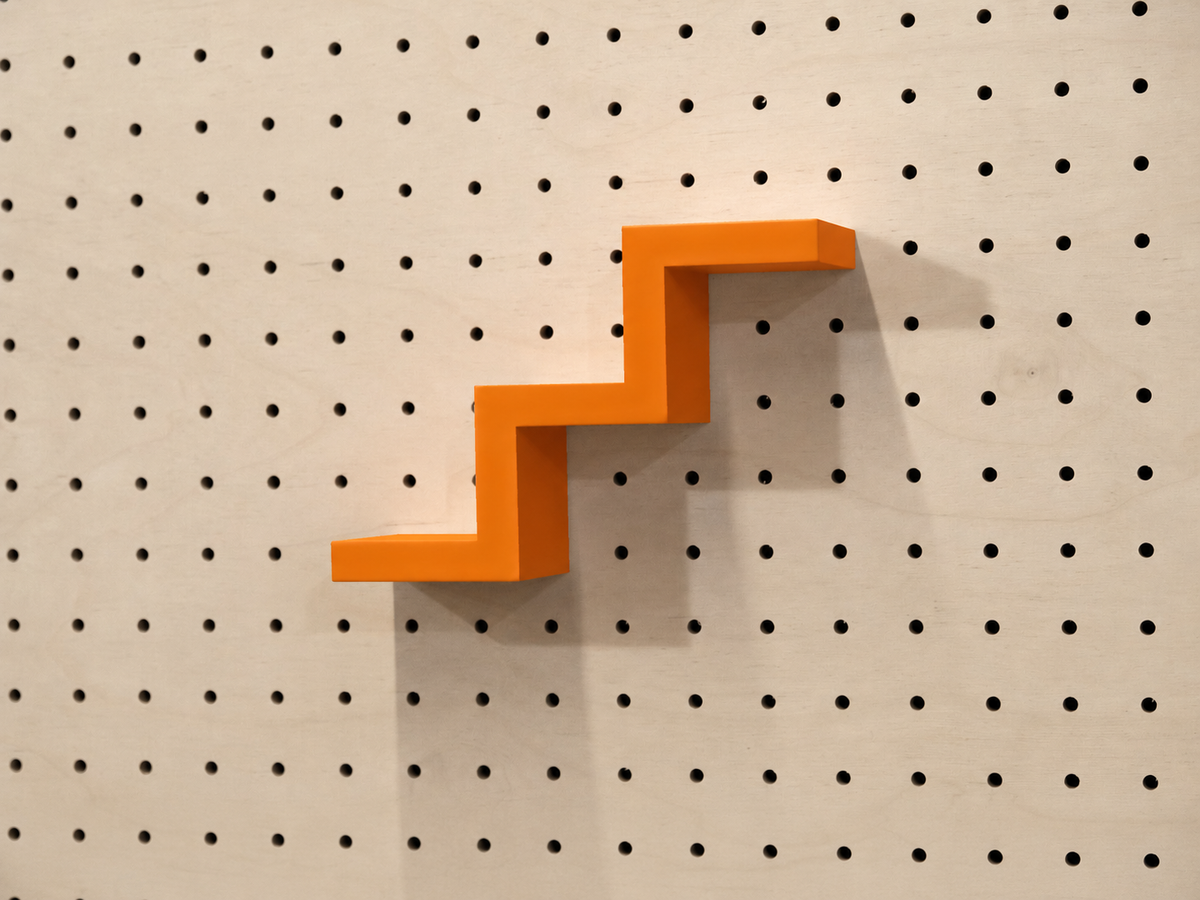 Estante escalera para pegboard – portaobjetos minimalista impreso en 3D