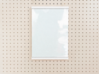 Porte-affiche en plexi pour pegboard – support d'information mural