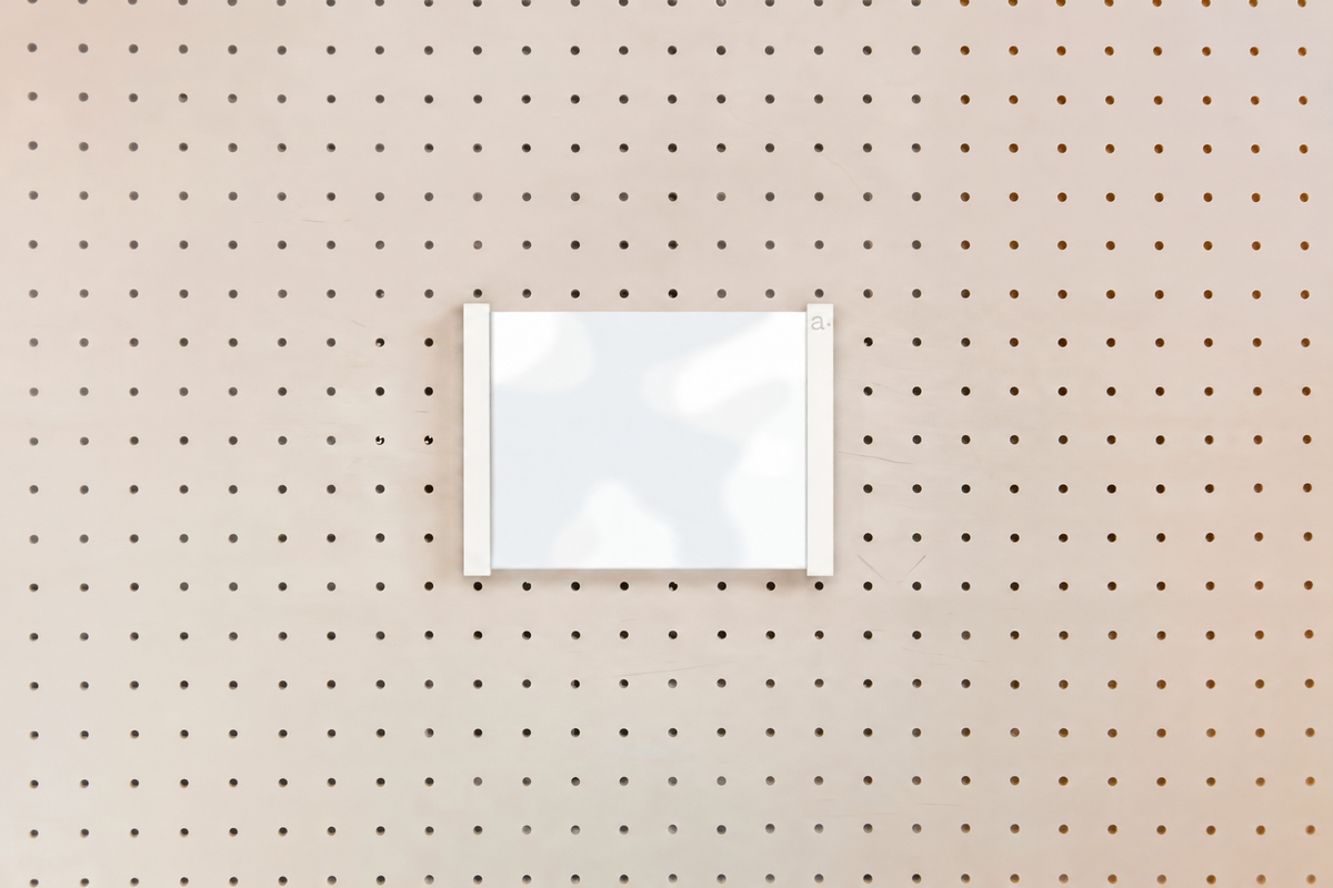 Porte-affiche en plexi pour pegboard – support d'information mural
