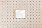 Porte-affiche en plexi pour pegboard – support d'information mural