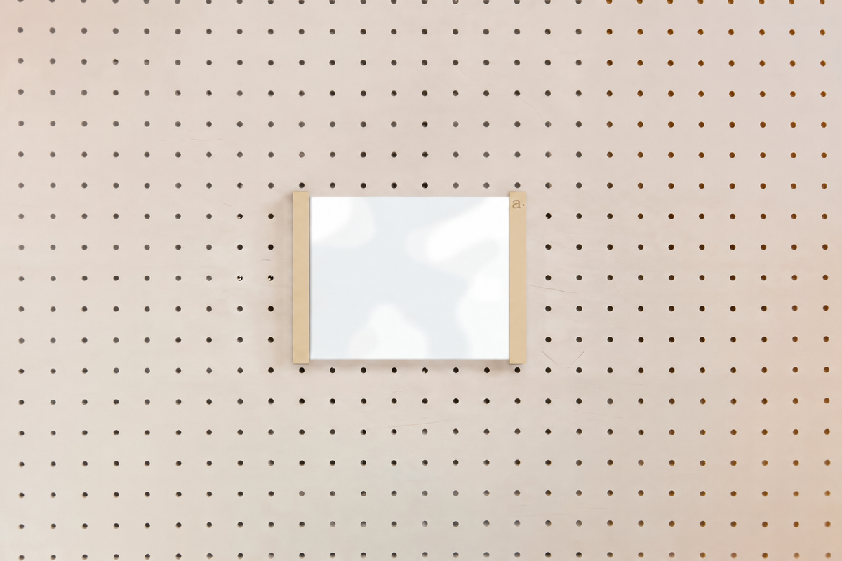 Porte-affiche en plexi pour pegboard – support d'information mural