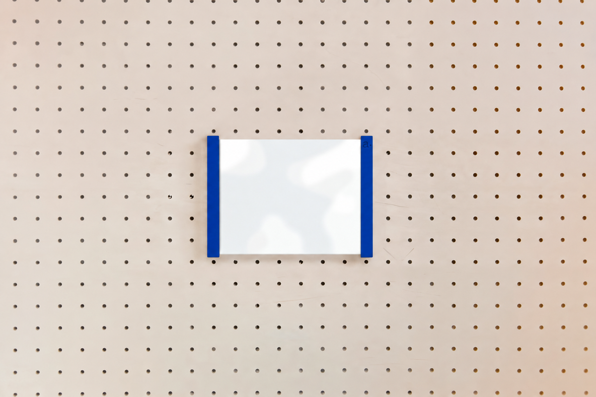 Porte-affiche en plexi pour pegboard – support d'information mural