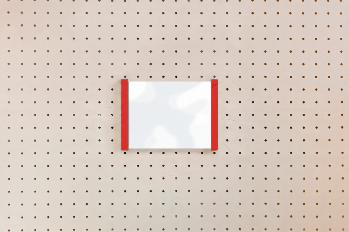 Porte-affiche en plexi pour pegboard – support d'information mural