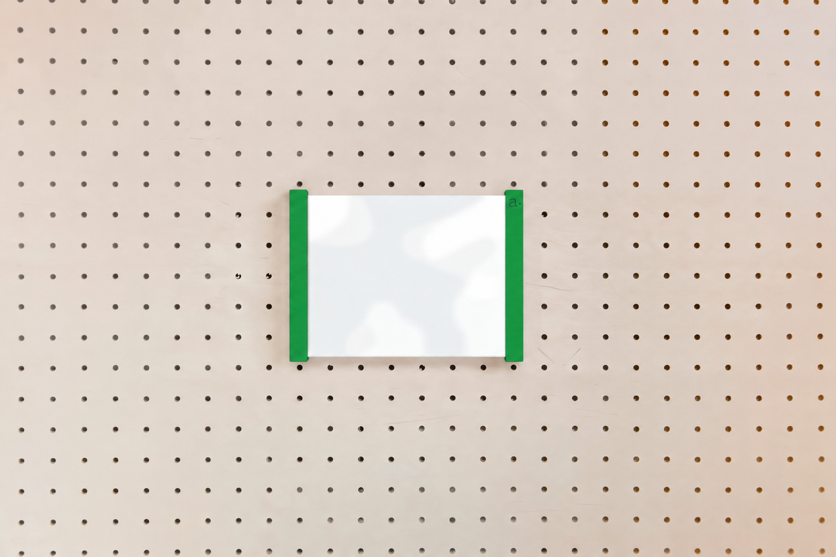 Porte-affiche en plexi pour pegboard – support d'information mural