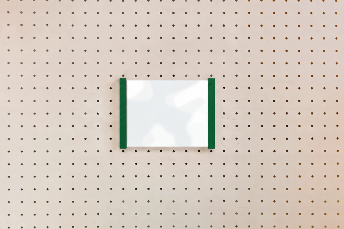 Porte-affiche en plexi pour pegboard – support d'information mural