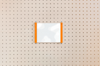 Porte-affiche en plexi pour pegboard – support d'information mural