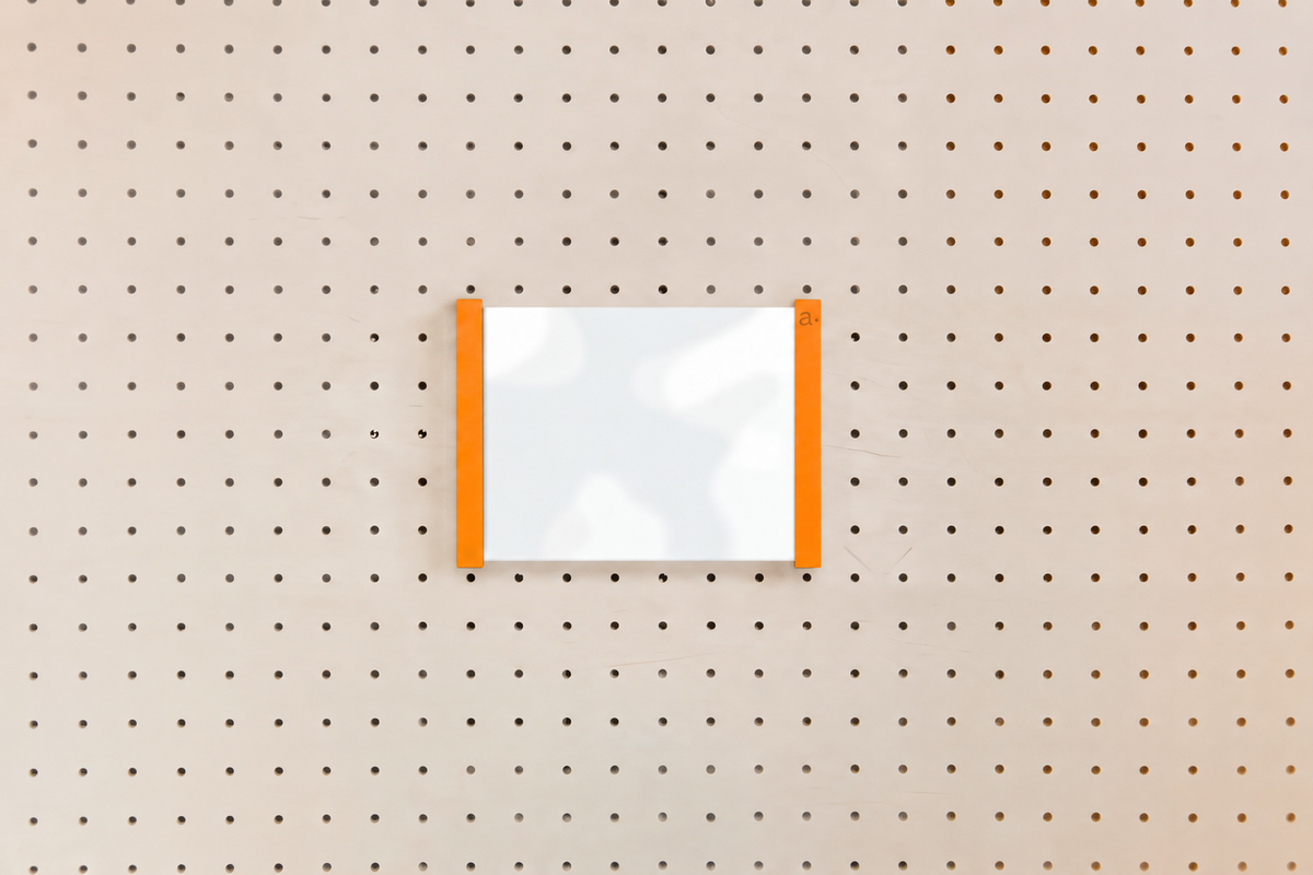 Porte-affiche en plexi pour pegboard – support d'information mural