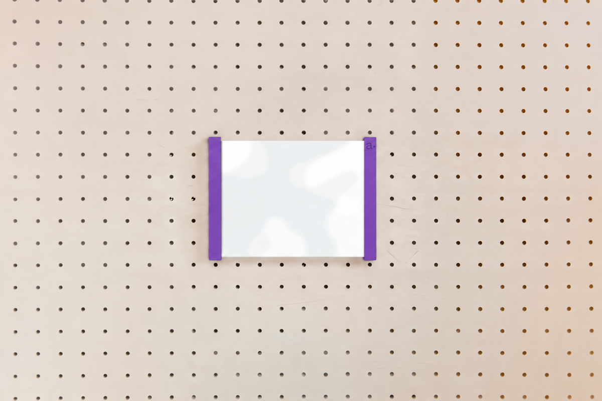 Porte-affiche en plexi pour pegboard – support d'information mural