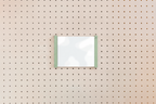 Porte-affiche en plexi pour pegboard – support d'information mural
