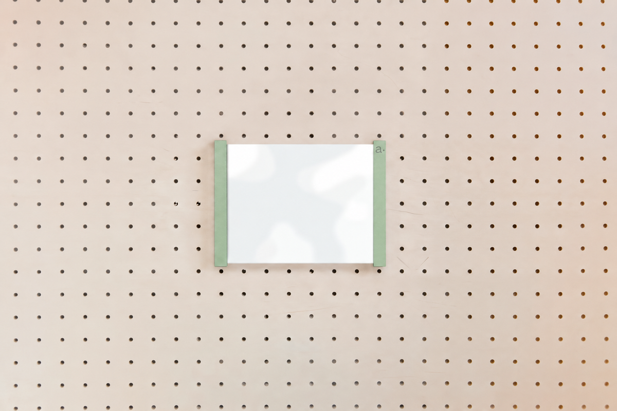 Porte-affiche en plexi pour pegboard – support d'information mural