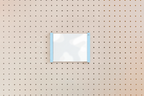 Porte-affiche en plexi pour pegboard – support d'information mural