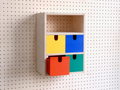Opbergbox met 3 vakken voor pegboard met gele, blauwe, rode en groene lade, één open – wandorganizer voor het bureau