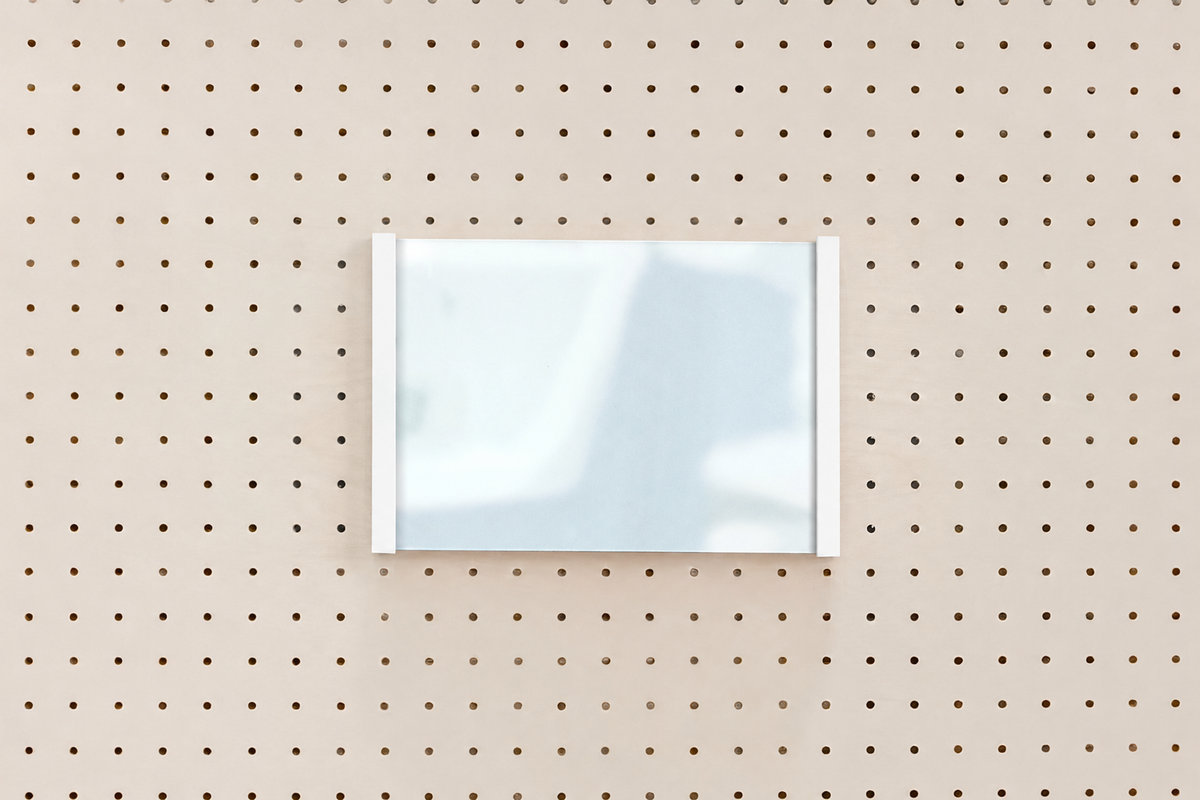 Porte-affiche en plexi pour pegboard – support d'information mural