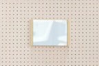 Porte-affiche en plexi pour pegboard – support d'information mural