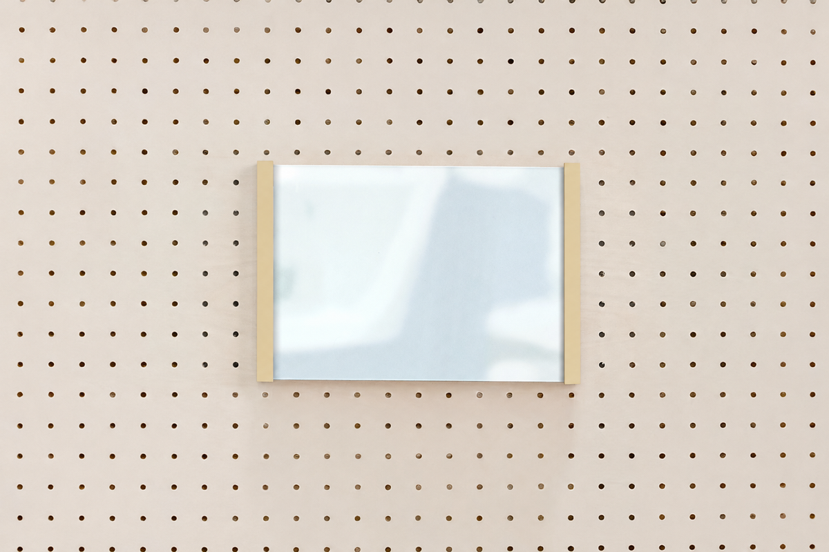 Porte-affiche en plexi pour pegboard – support d'information mural
