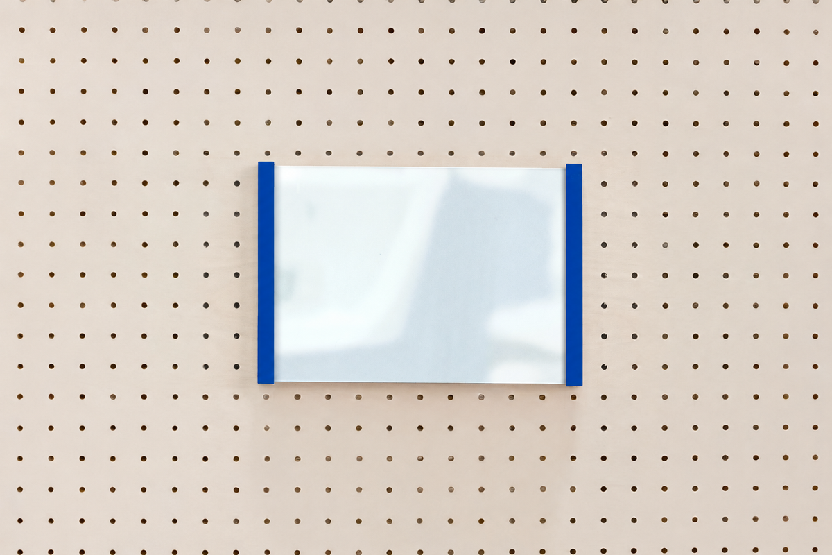 Porte-affiche en plexi pour pegboard – support d'information mural