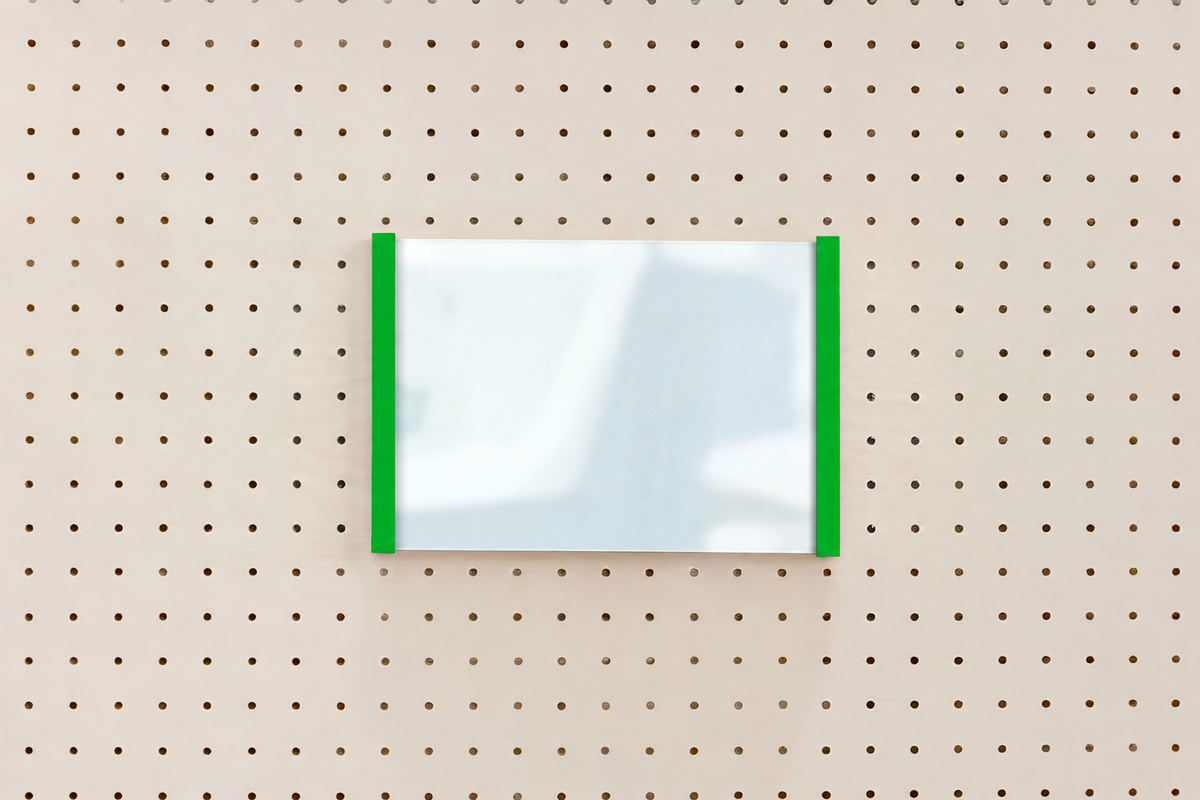 Porte-affiche en plexi pour pegboard – support d'information mural