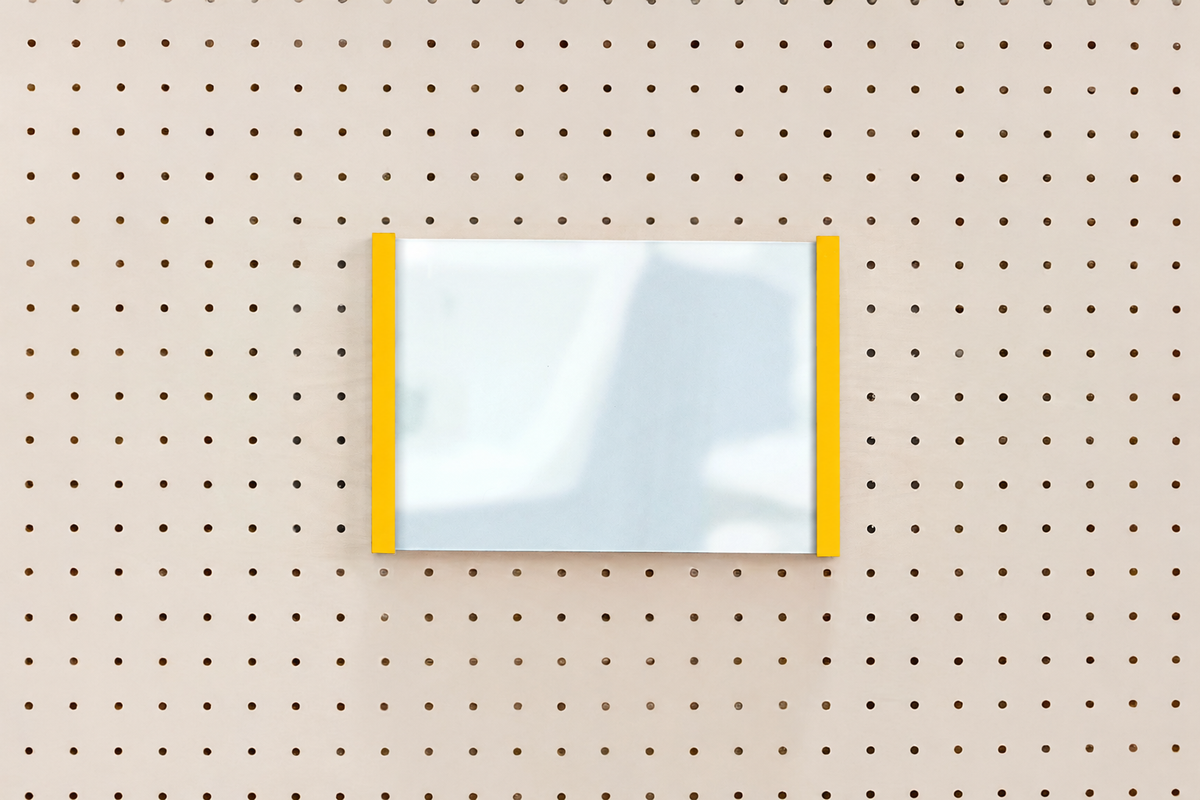 Porte-affiche en plexi pour pegboard – support d'information mural