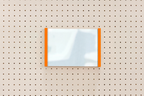 Porte-affiche en plexi pour pegboard – support d'information mural