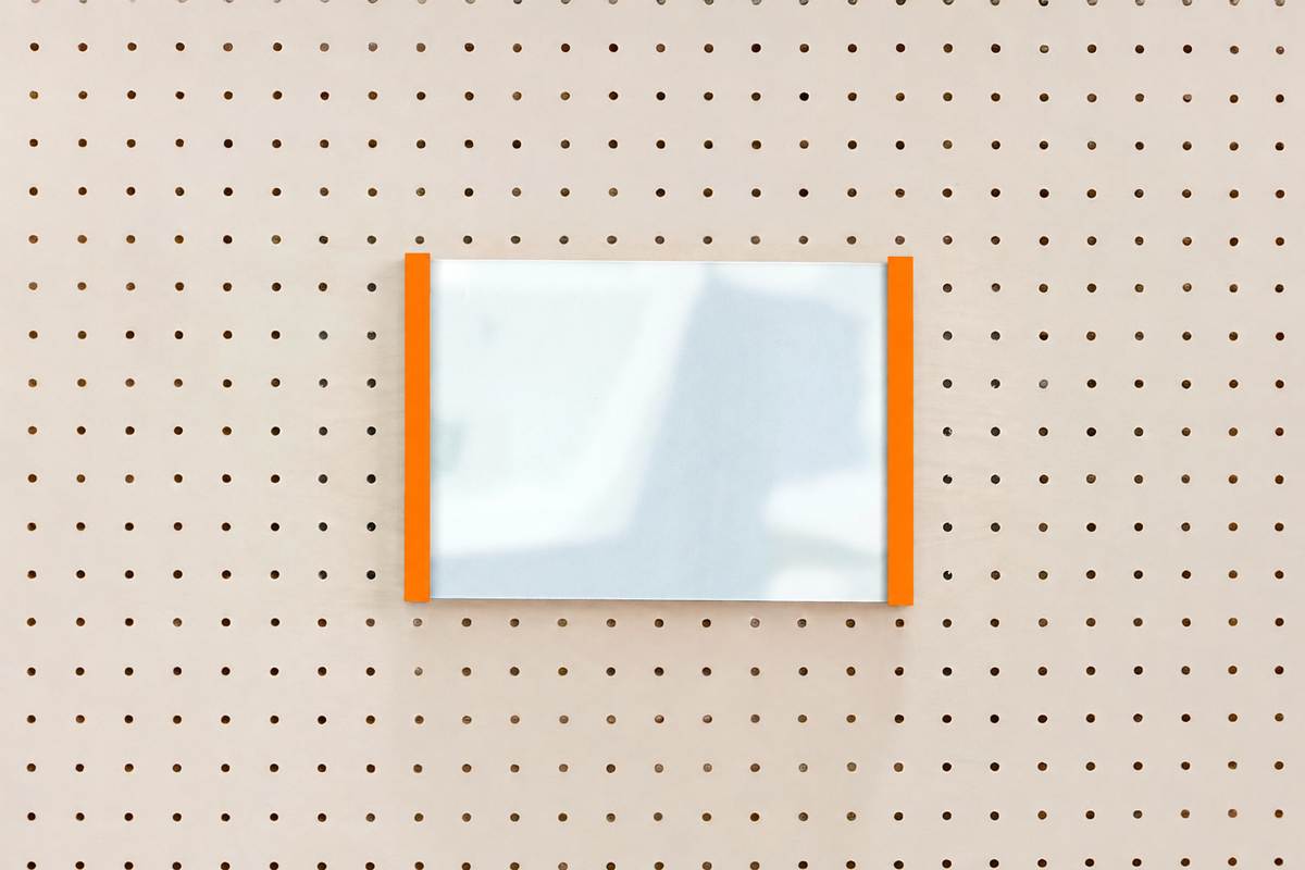 Porte-affiche en plexi pour pegboard – support d'information mural