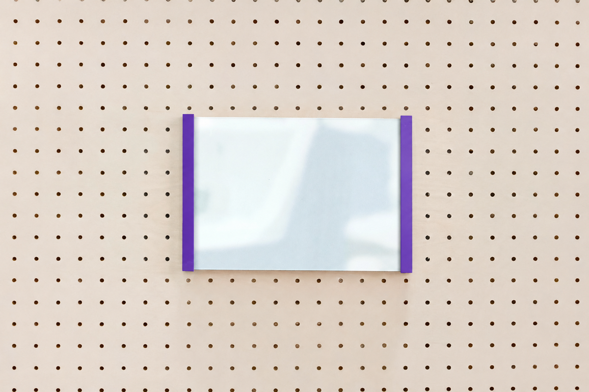 Porte-affiche en plexi pour pegboard – support d'information mural