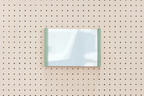 Porte-affiche en plexi pour pegboard – support d'information mural