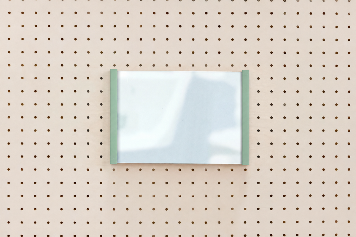 Porte-affiche en plexi pour pegboard – support d'information mural