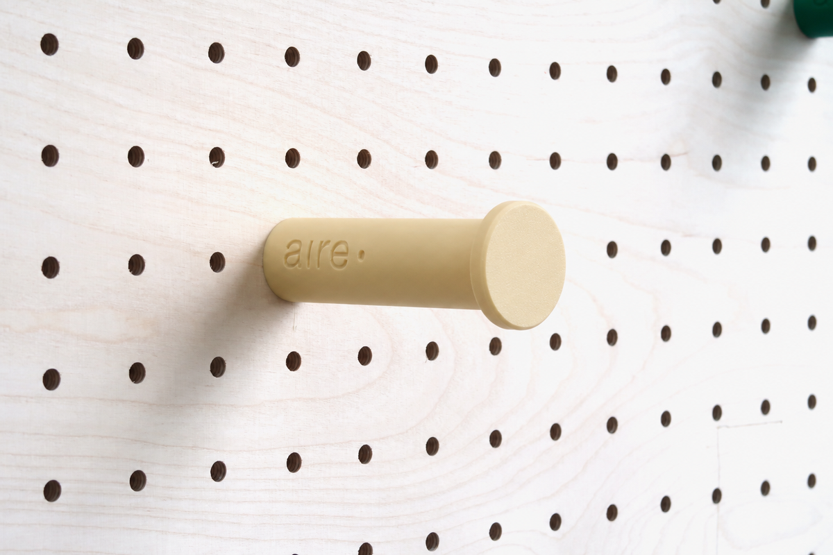 Patère colorée – porte-manteau mural pour pegboard et panneau perforé