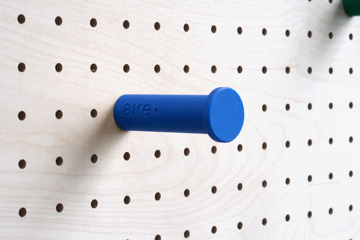 Patère colorée – porte-manteau mural pour pegboard et panneau perforé
