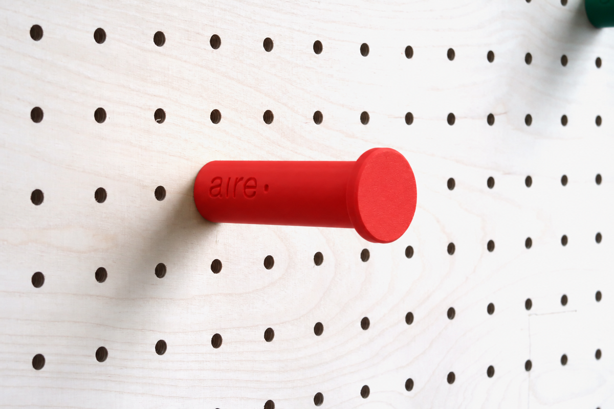 Patère colorée – porte-manteau mural pour pegboard et panneau perforé