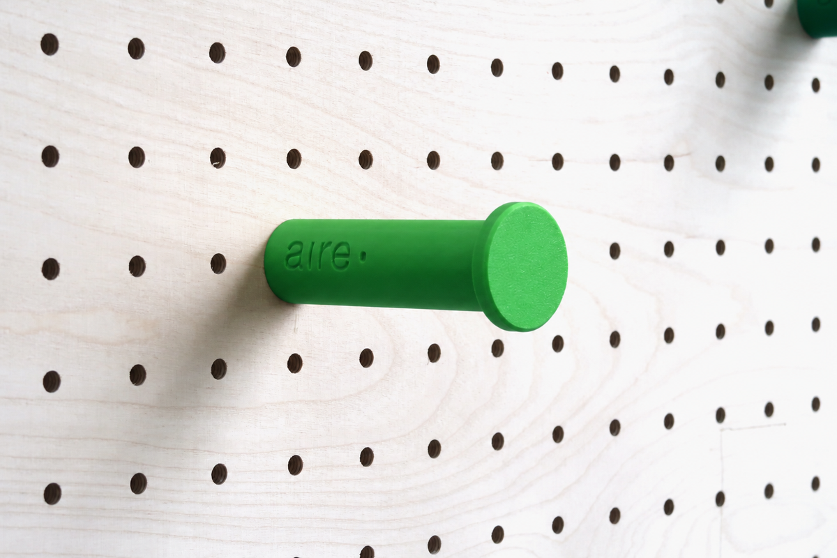 Patère colorée – porte-manteau mural pour pegboard et panneau perforé